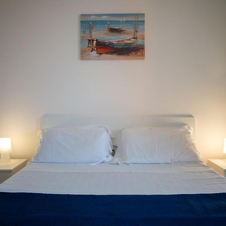 Villa Seaside - Beach Retreat With Jacuzzi Szirakúza Kültér fotó