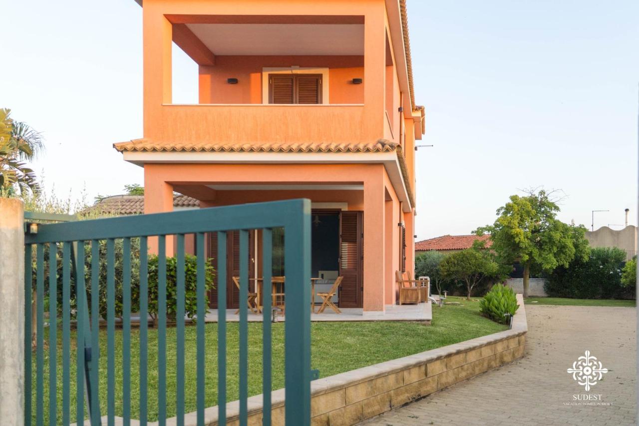 Villa Seaside - Beach Retreat With Jacuzzi Szirakúza Kültér fotó