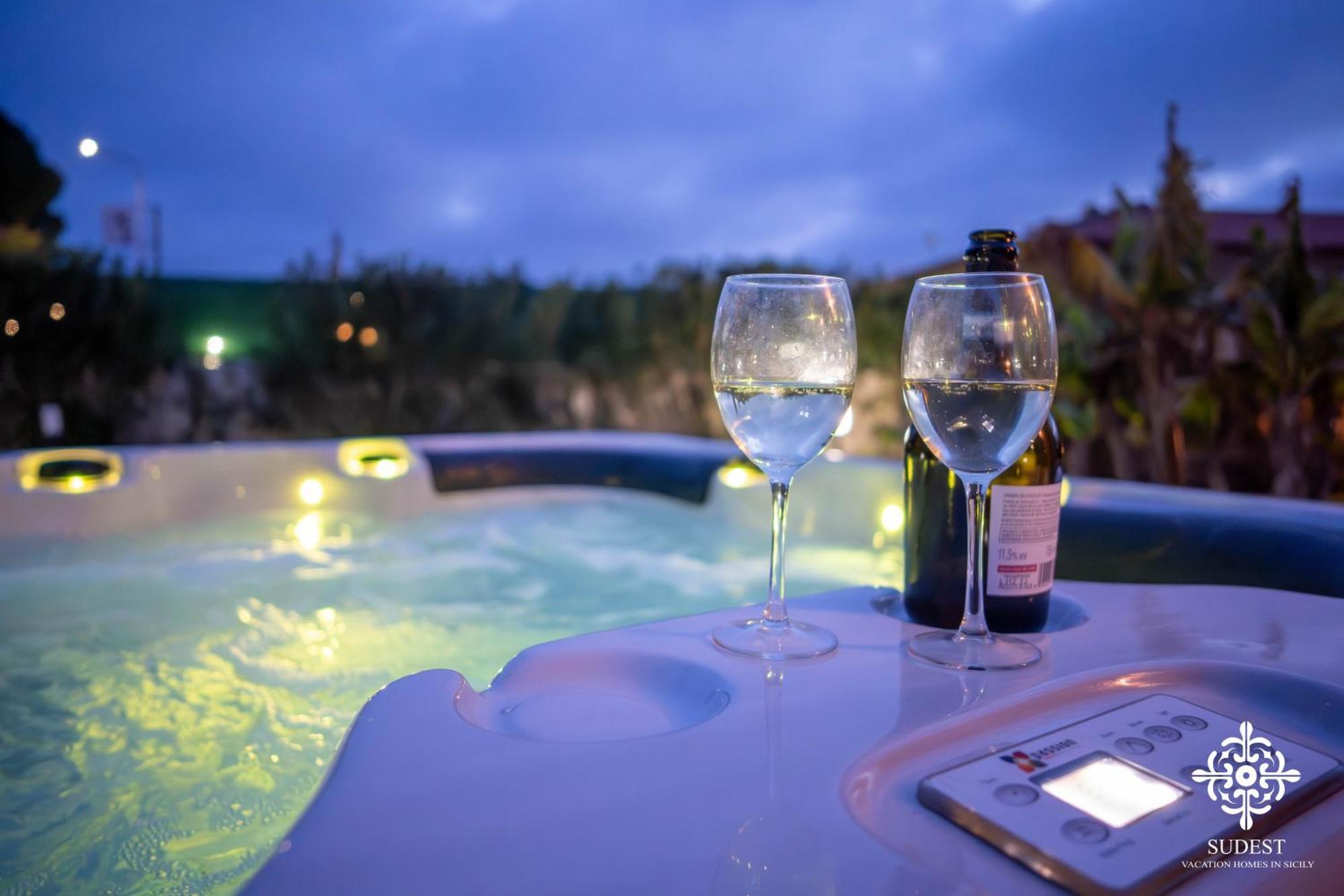 Villa Seaside - Beach Retreat With Jacuzzi Szirakúza Kültér fotó