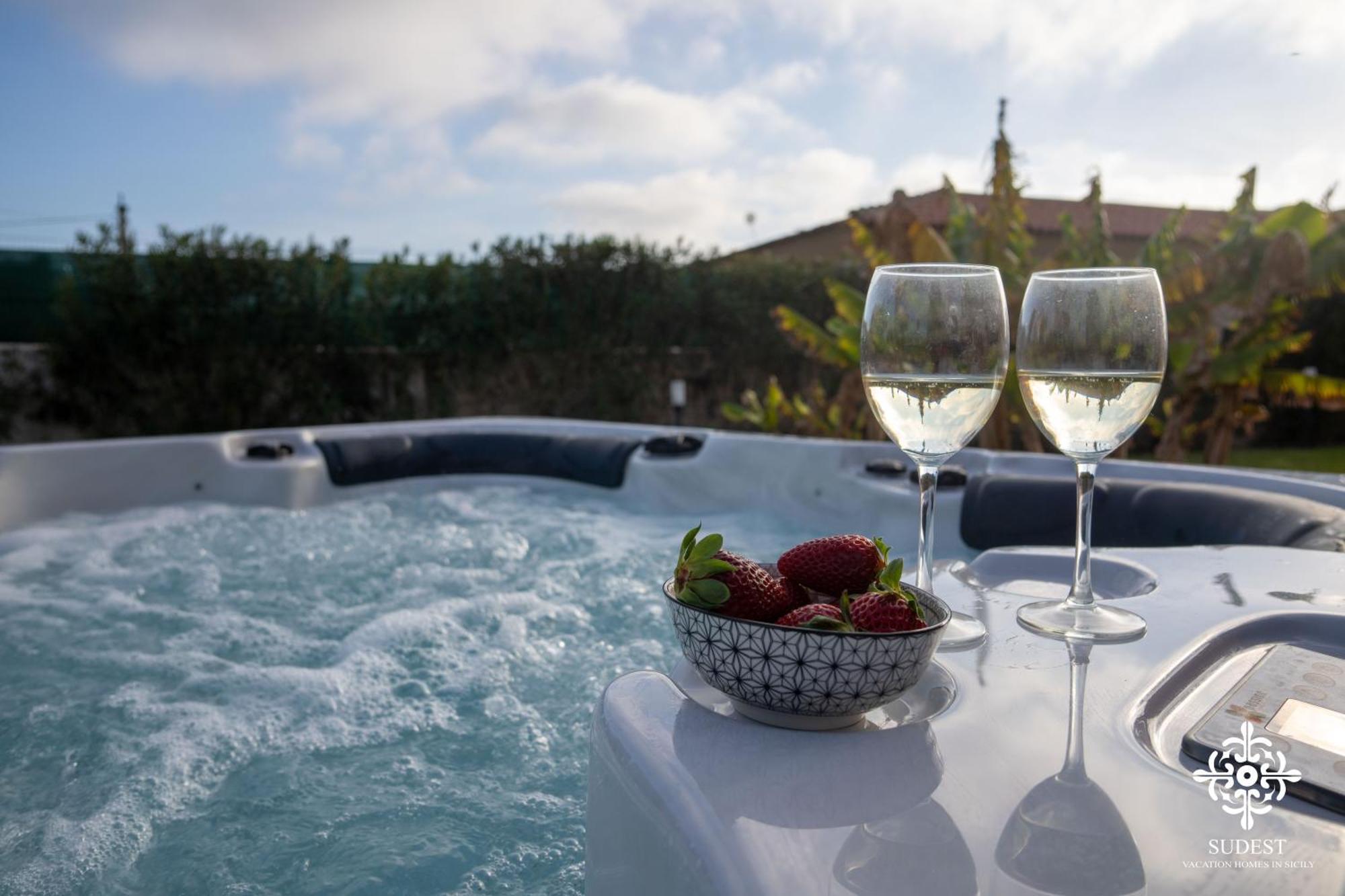Villa Seaside - Beach Retreat With Jacuzzi Szirakúza Kültér fotó
