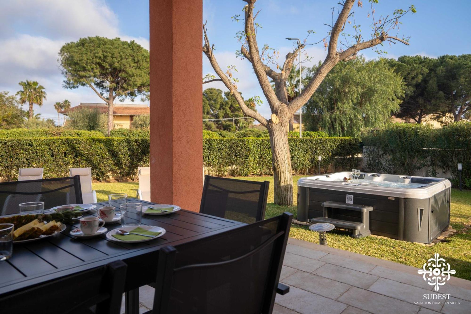 Villa Seaside - Beach Retreat With Jacuzzi Szirakúza Kültér fotó